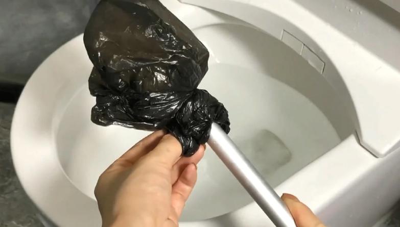 马桶堵了塑料袋疏通,马桶堵了用塑料袋就能疏通