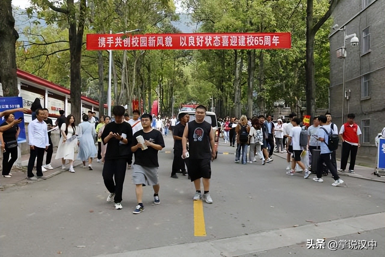 陕西理工大学2020新生报到图片,陕西理工大学学生迎新