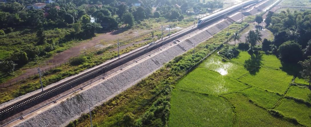 中老铁路第一趟列车抵达万象,中老铁路首趟国际客运列车发车