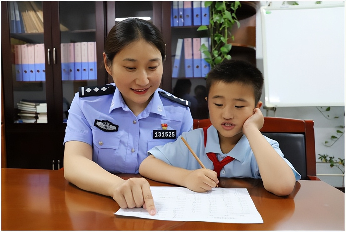 大手牵小手交通安全家长感想,大手牵小手民警情系留守儿童