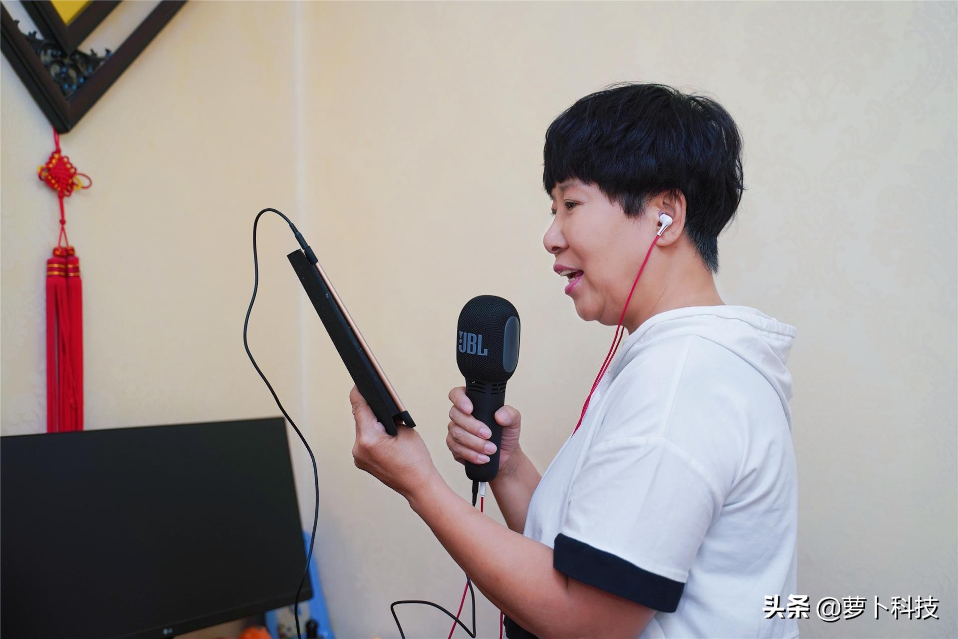 jblkmc300音箱一体麦克风评测,jbl户外k歌音箱双话筒评测