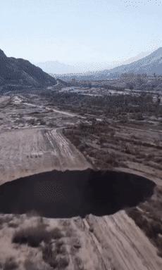 智利发现逾200米深神秘天坑,深海发现神秘大洞