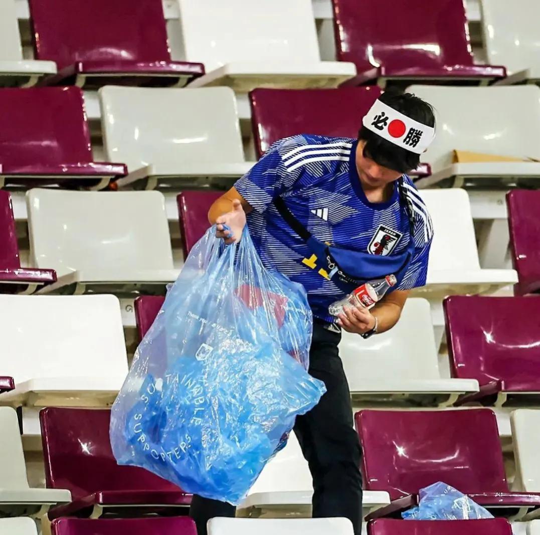 日本球迷输球后暴怒,世界杯日本球迷震撼催泪时刻