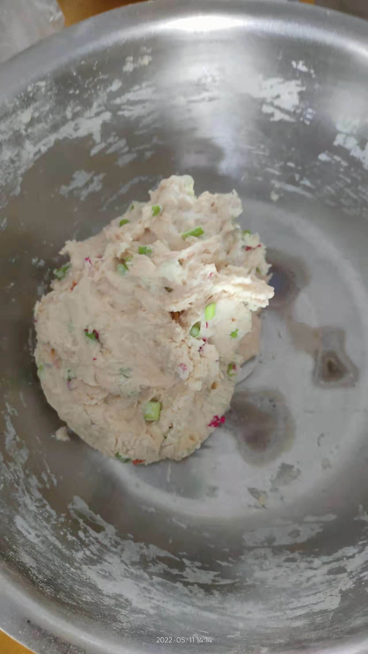 男子炸丸子,油炸火锅丸子爆炸