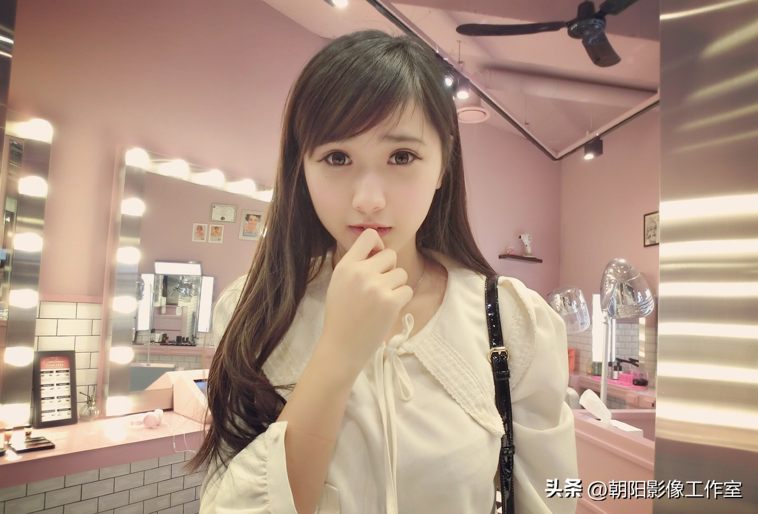 越来越多的女孩子辞掉了工作，在家做起直播，走馋男人眼球的路线