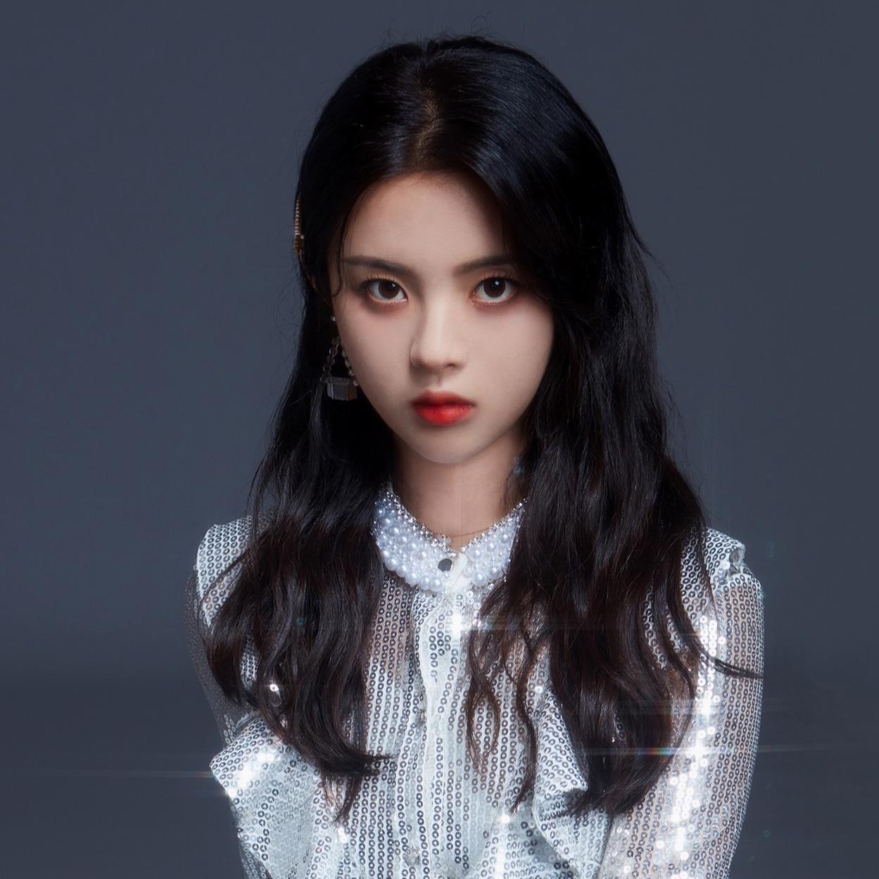 杨超越早期服务员,杨超越草根逆袭成长记