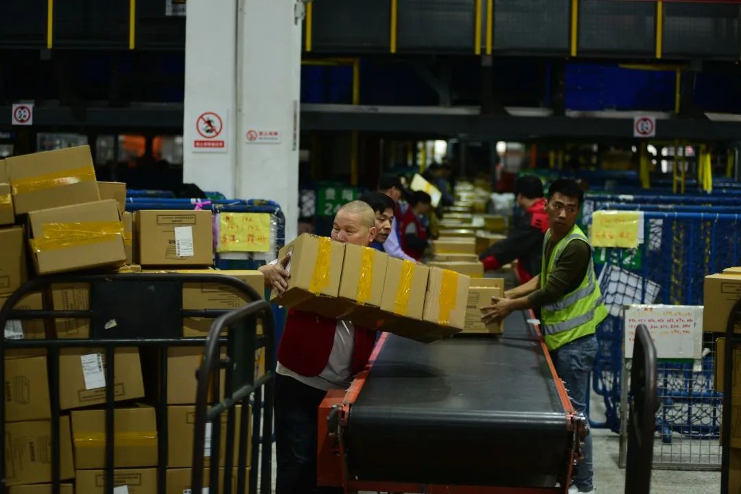 宝贝快上车！快递“送送送”模式开启→