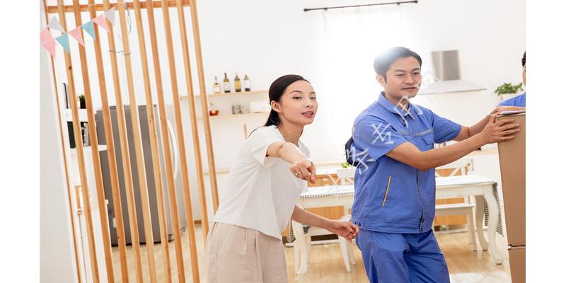 年年过生日女儿都迟到,今年我去接她,到门口后我愣了,默默离开