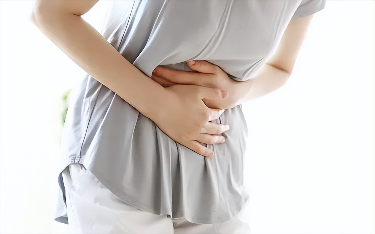 小孩吃过饭就肚子疼排便怎么回事,每天吃完三餐饭就排便是怎么回事