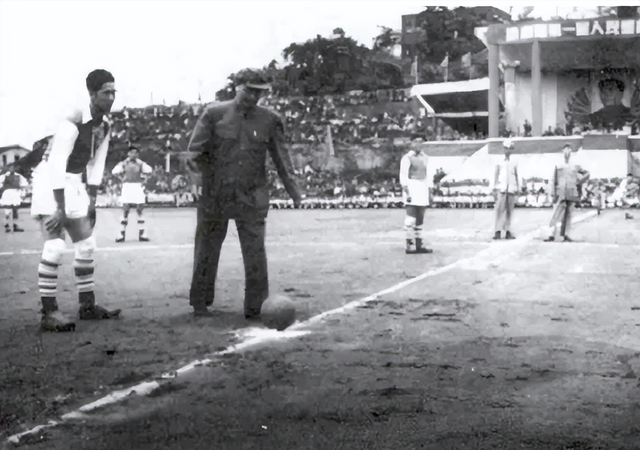 55年毛主席审阅元帅名单时，看到贺龙名字调侃道：他可是个好配角