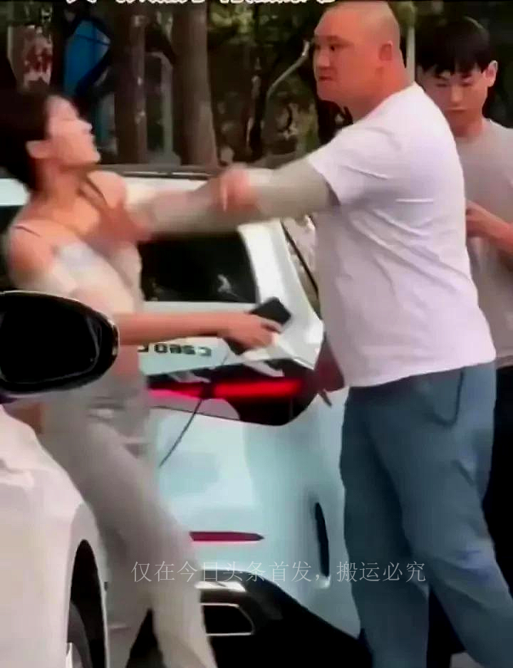 南京光头男打人事件真实经过,警方通报南京光头男打人事件后续