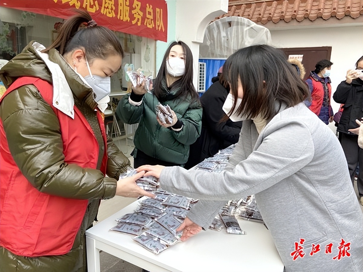 中医给群众发放防疫汤剂,免费送防疫一线中药