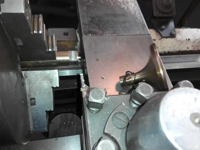 走烂路刹车卡钳哐当异响,刹车卡钳异响如何用扎带处理