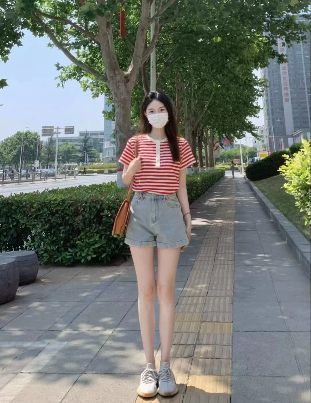 红色牛仔短裤搭配什么颜色上衣,微胖牛仔短裤搭配什么上衣