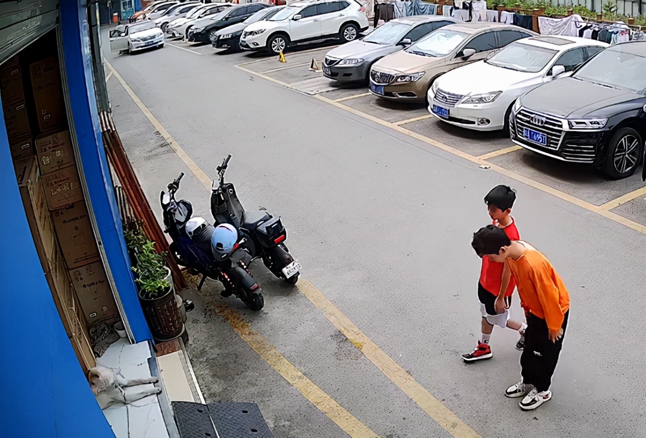 监控拍下2岁孩子一幕惊呆众人,监控拍下的一幕小孩打篮球