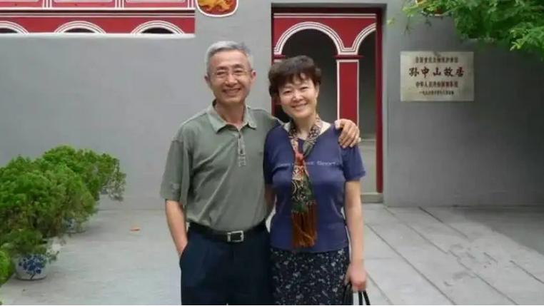 为救身患绝症的妻子，大学教授靠直播疯狂“捞金”，如今怎样了？