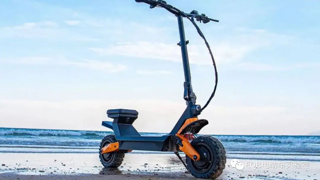 双电机，极速可达50km/h，这辆小“野兽”有点野