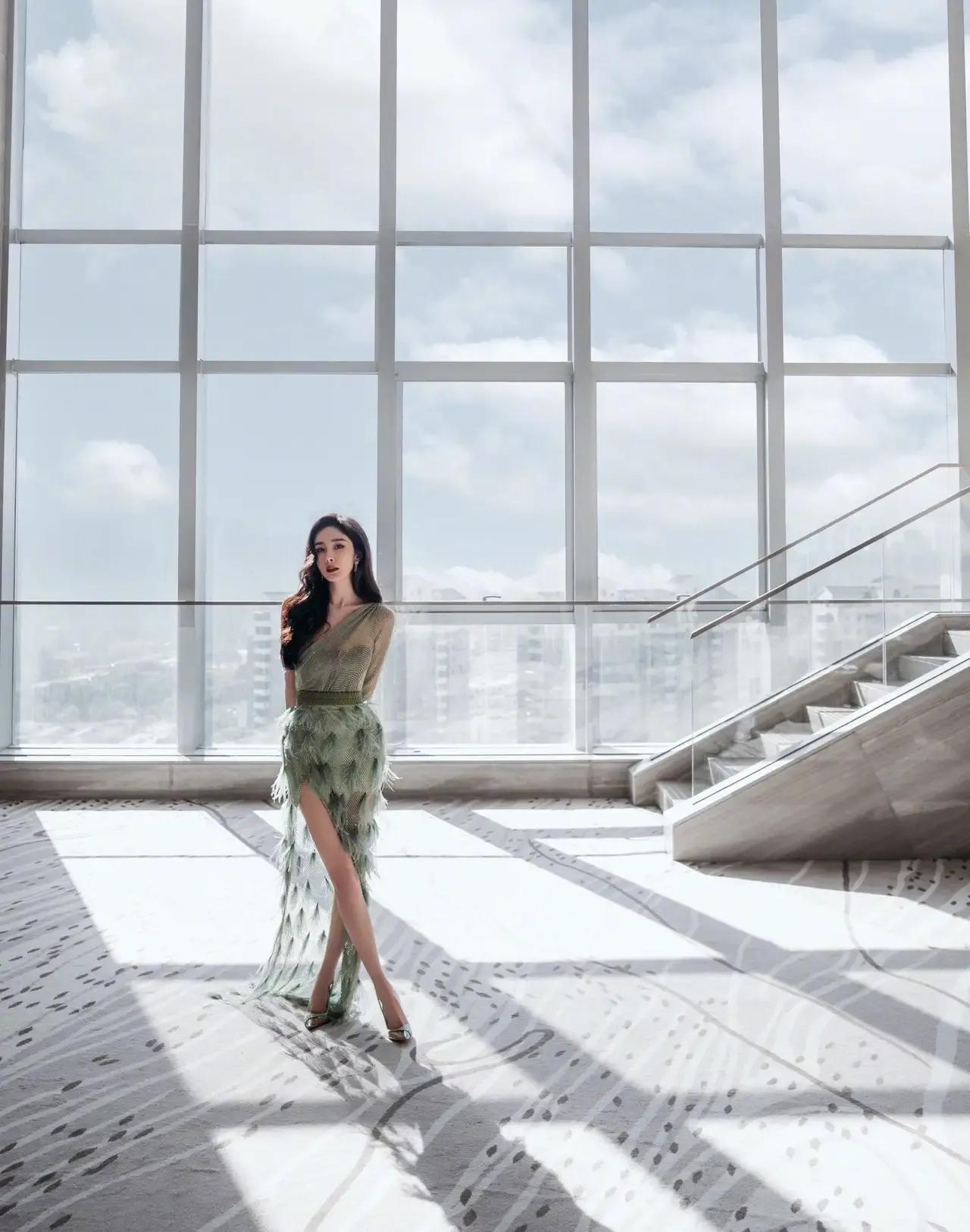 杨幂性感女神内衣秀惊艳照片，离婚后大幂幂放飞自我了！