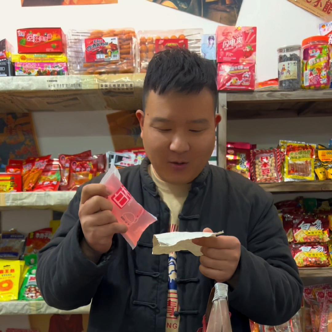 还记得校门口的小卖部吗,学校旁边的小卖部哪些零食都好吃