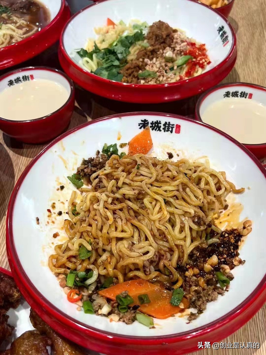 一碗重庆小面一碗豌杂面,来一碗正宗的重庆小面