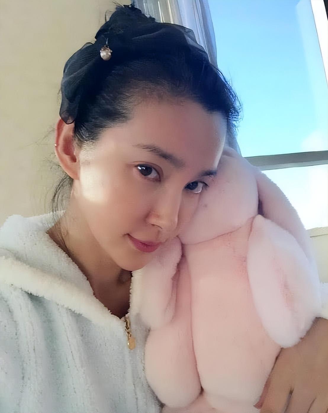 最有钱女明星刘亦菲,刘亦菲秀名贵翡翠大耳环