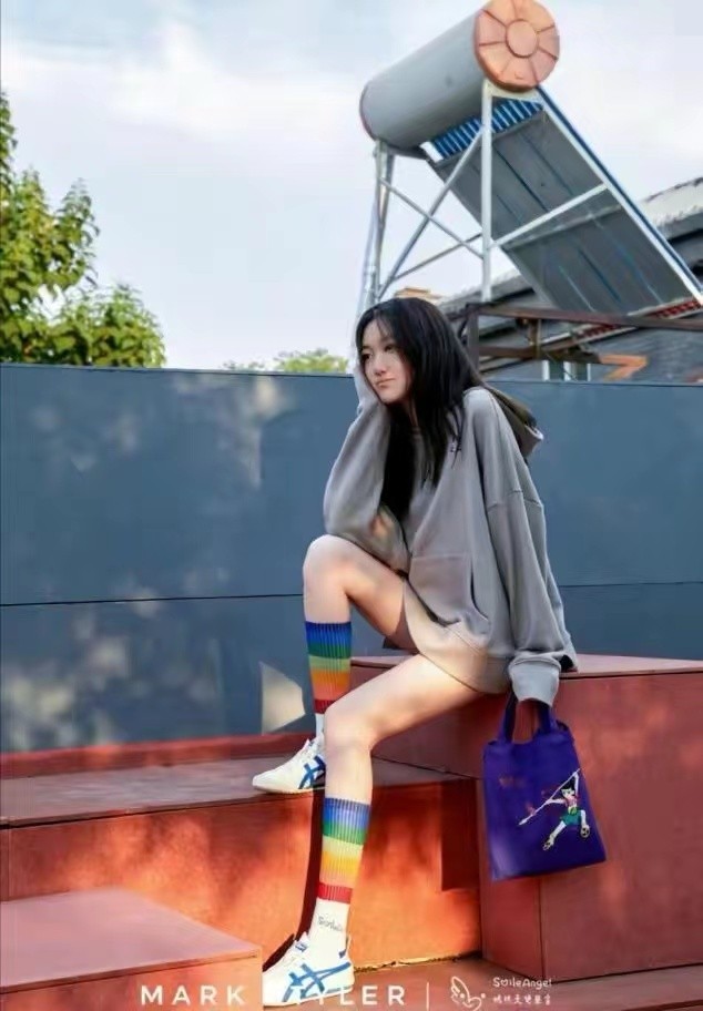 李嫣气质越来越像王菲,李嫣终于晒不遮脸的正面照