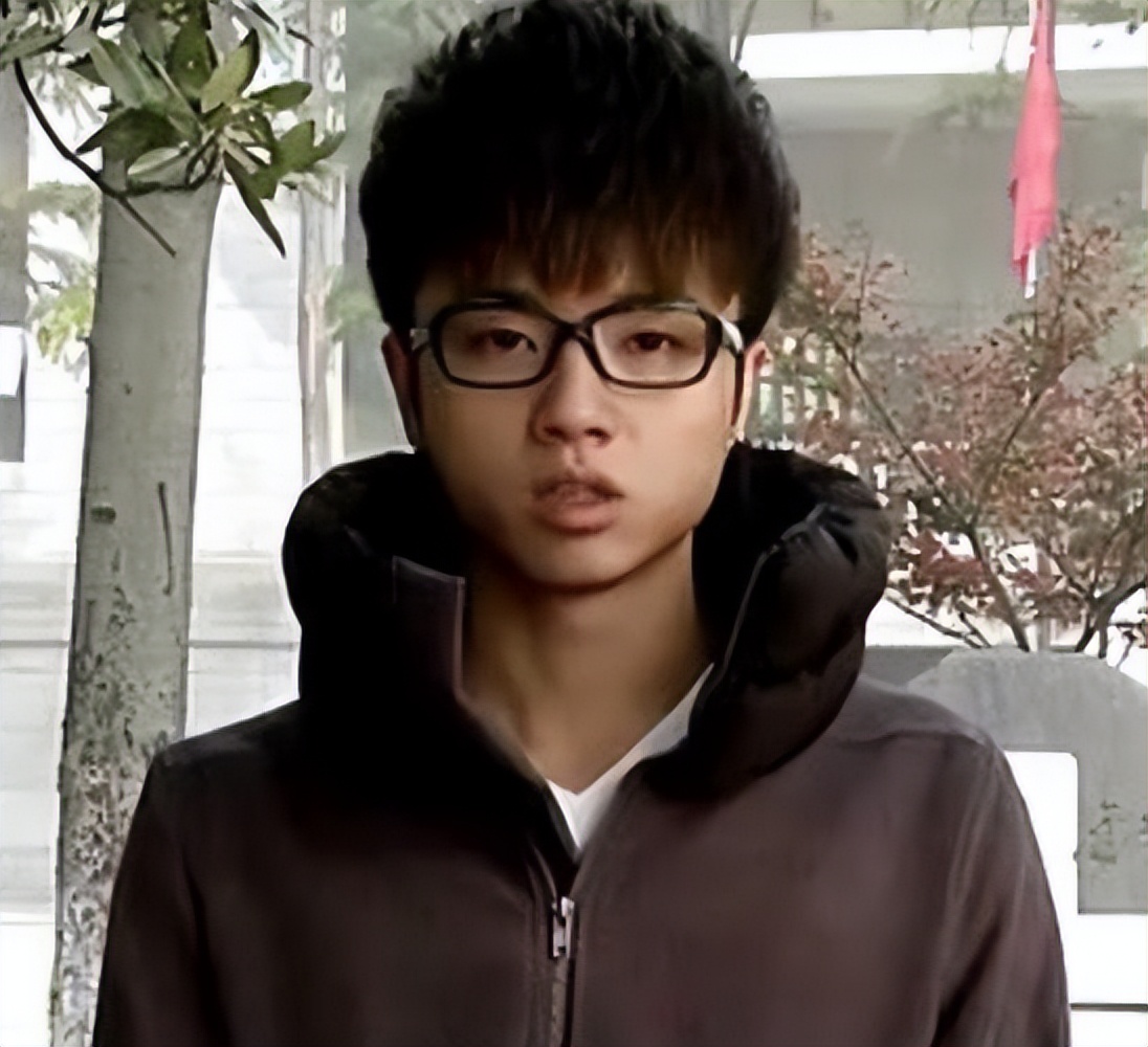 盘点有哪些明星在舞台上露过腹肌,假腹肌假翘臀