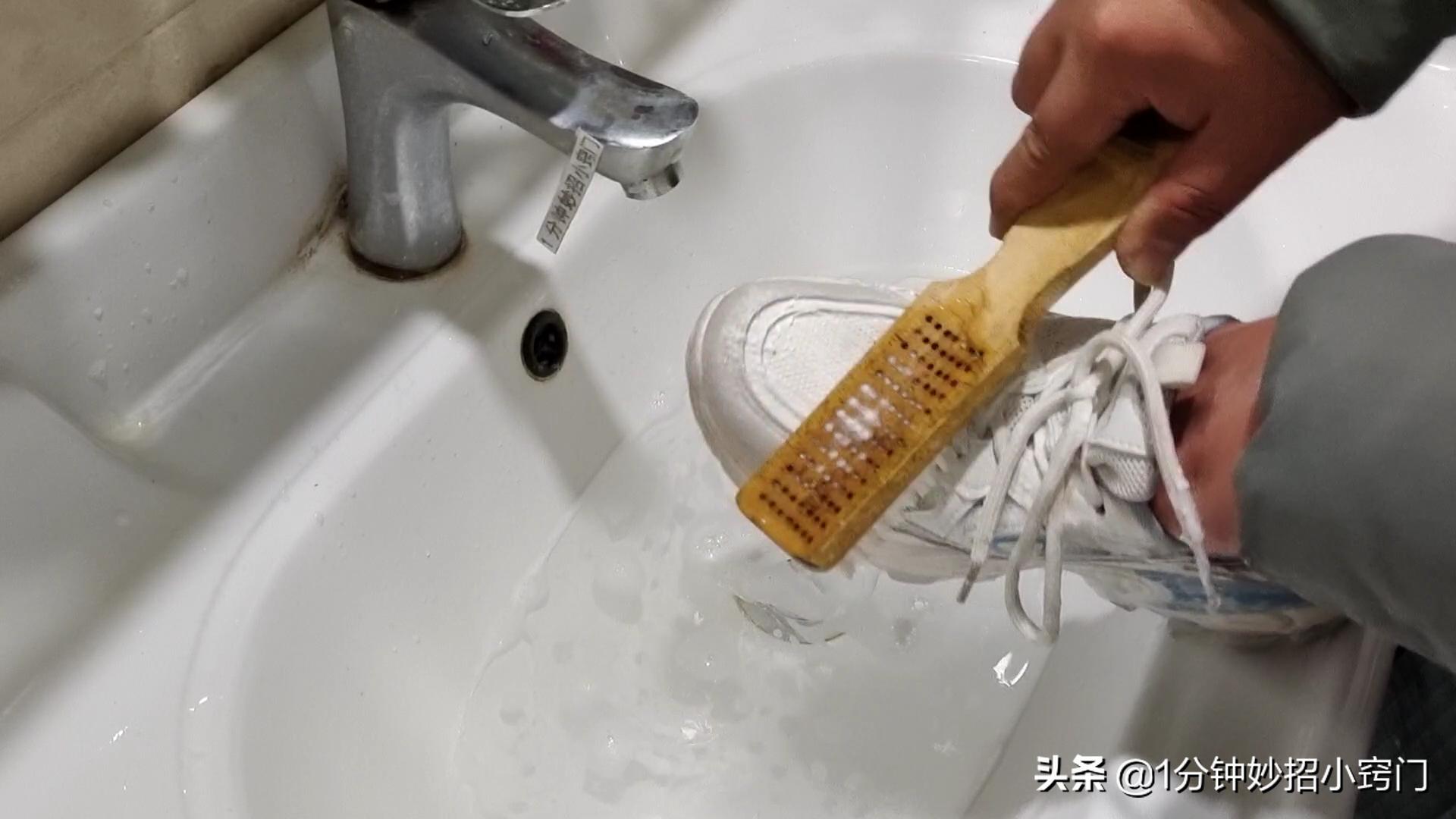 小白鞋洗干净了怎么晾晒不发黄,小白鞋发黄了怎么办一招教你解决