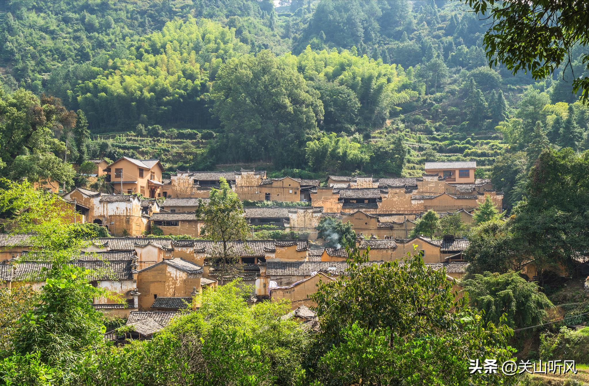 对门大门口亮灯有什么讲究,门前亮灯旺人丁