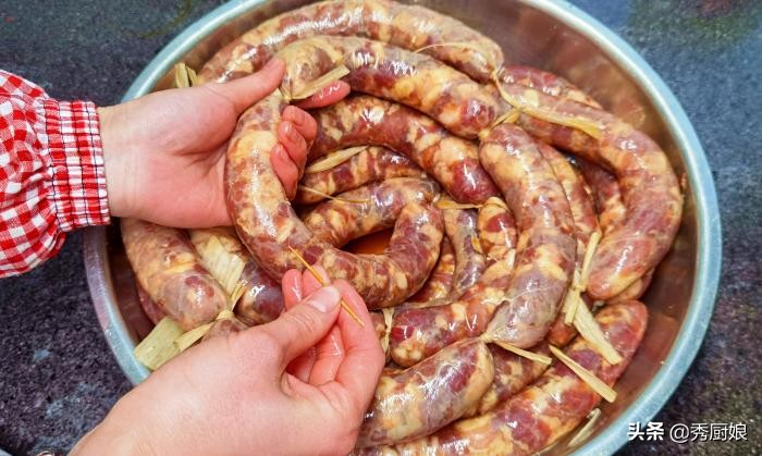 灌好的香肠怎么晒更好吃,晾好的香肠煮香肠的正确方法