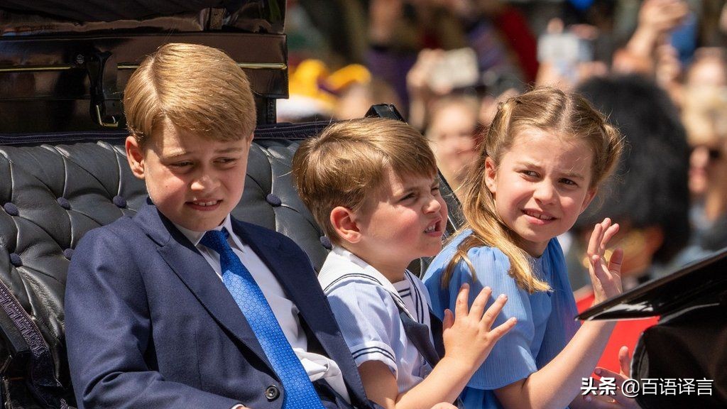 路易又抢女王风头！出席活动时要查尔斯抱，吻妈妈，站凳上吃零食