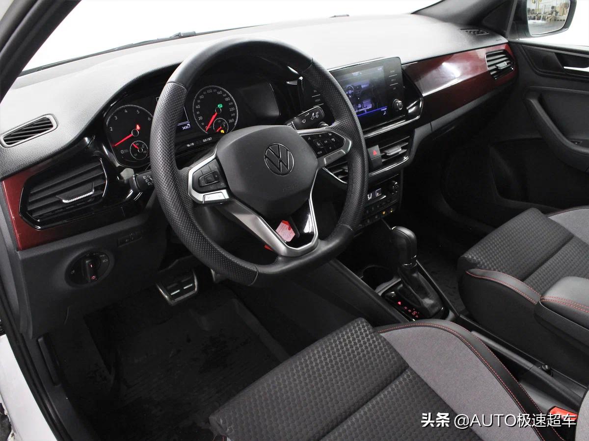 大众新款polo三厢版实车街拍,大众新款polo进店实拍