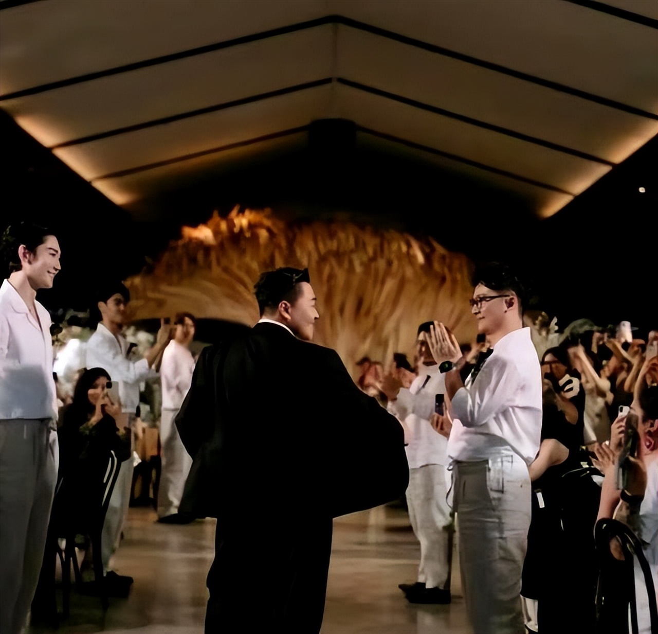 郝劭文结婚走到舞台上摆乌龙,郝劭文婚礼父母为何穿黑衣服