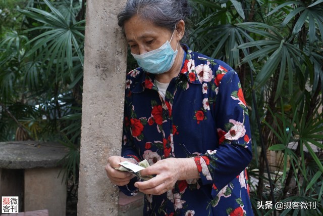 狠心奶奶咬断孙子手指,奶奶忍心咬下孙子手指