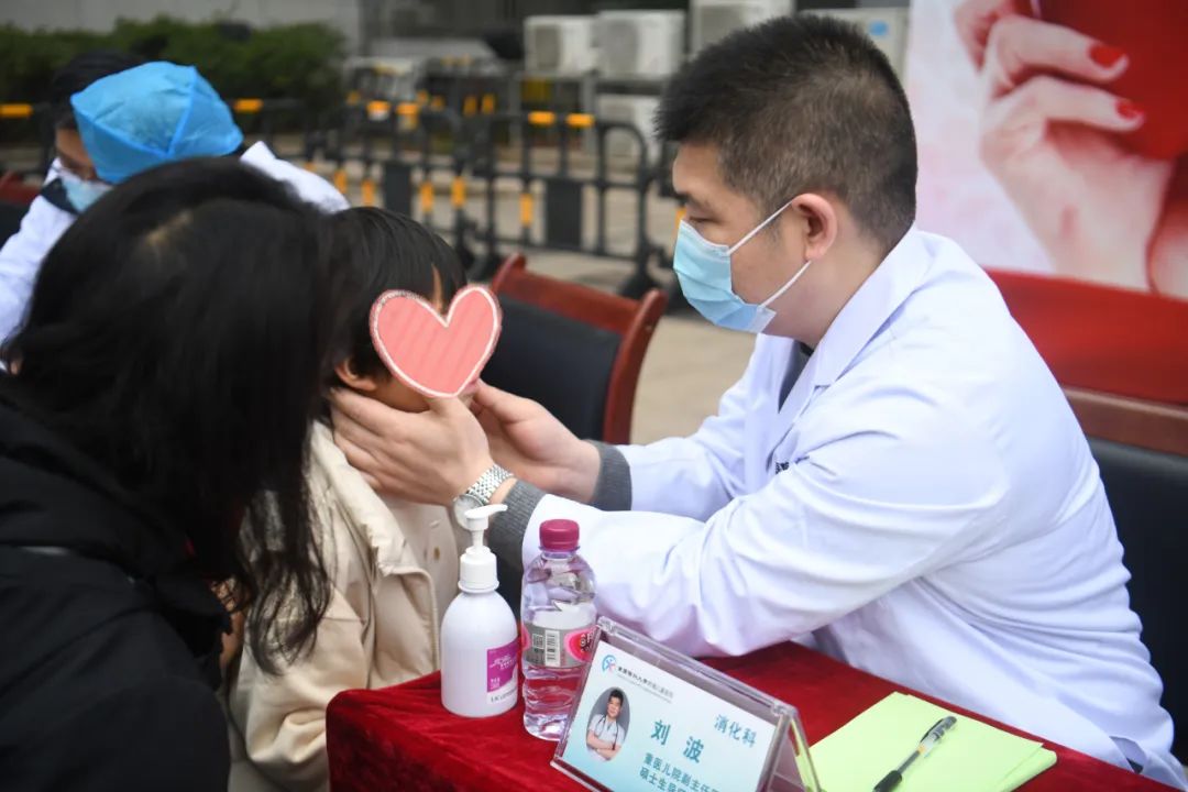 2月8、9日，重医儿院院长李秋率队到宜宾一医院开展免费诊疗活动