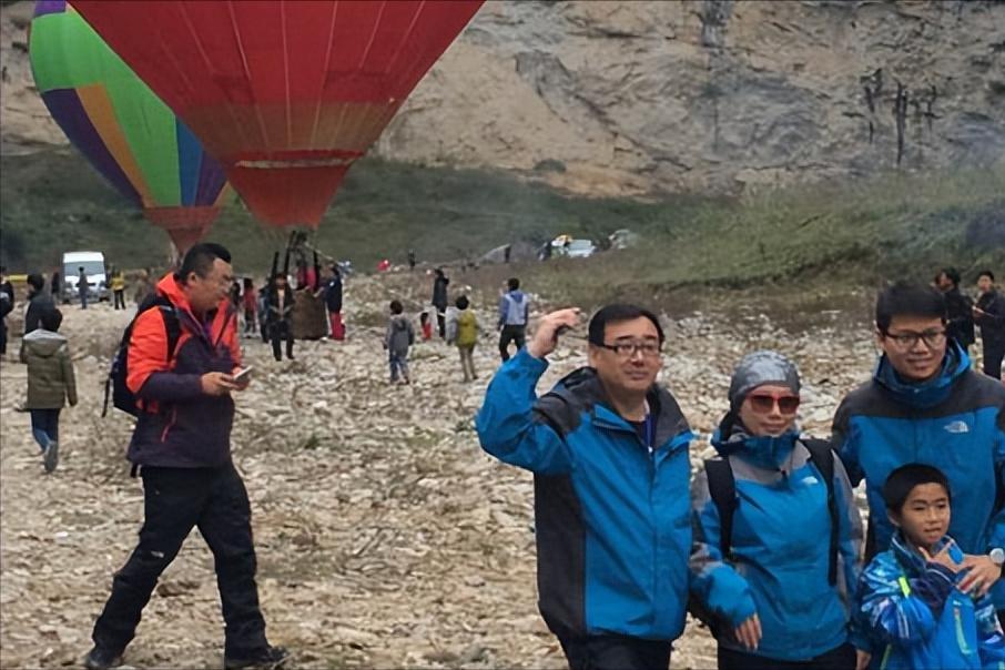 他从事间谍活动多年，业余写小说爆火，却因为写得太逼真而暴露