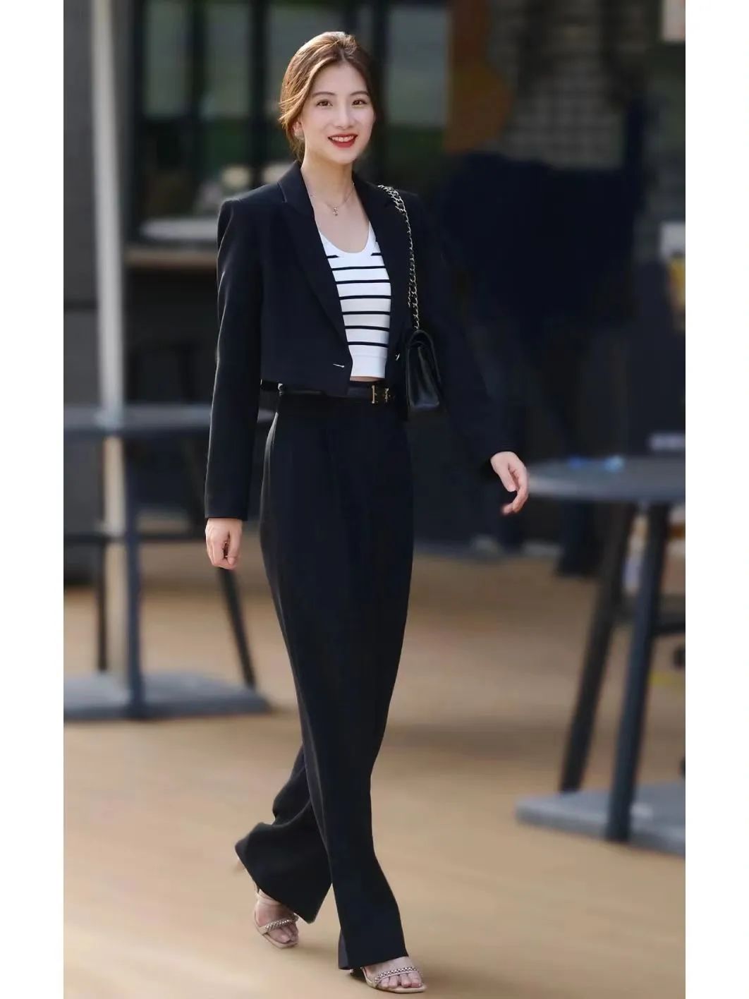 黑裤子极简穿搭高级又有范儿,黑裤子的搭配秋天