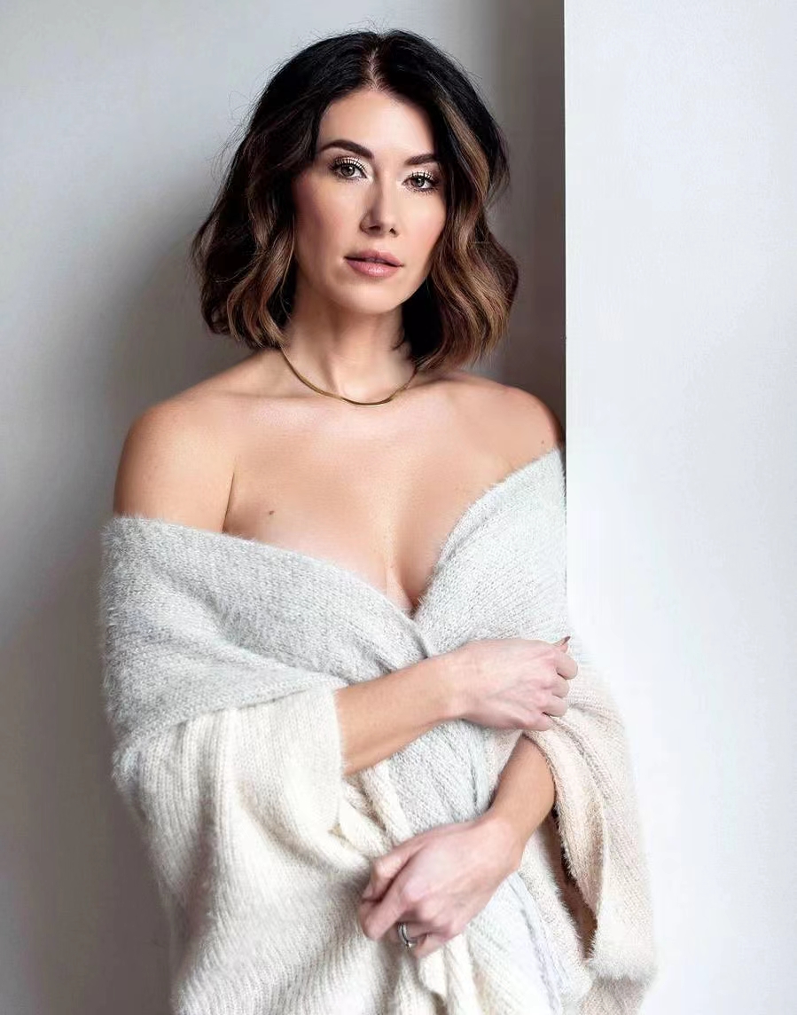 JewelStaite比基尼照：肉色迷人，墨绿色妩媚性感，浴巾姿势撩人