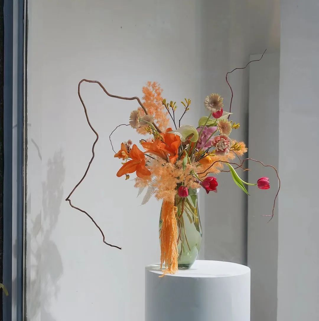 22岁，疫情下开62㎡花店，月营业额做到6万元，独特是他的标签