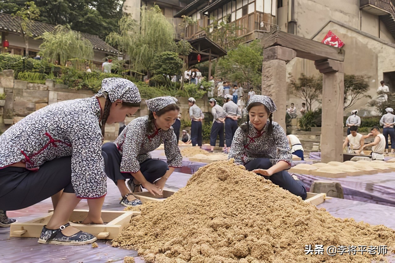 男足踩土坑酸菜，女足踩国酒茅台，都是用脚踩为何待遇不同？