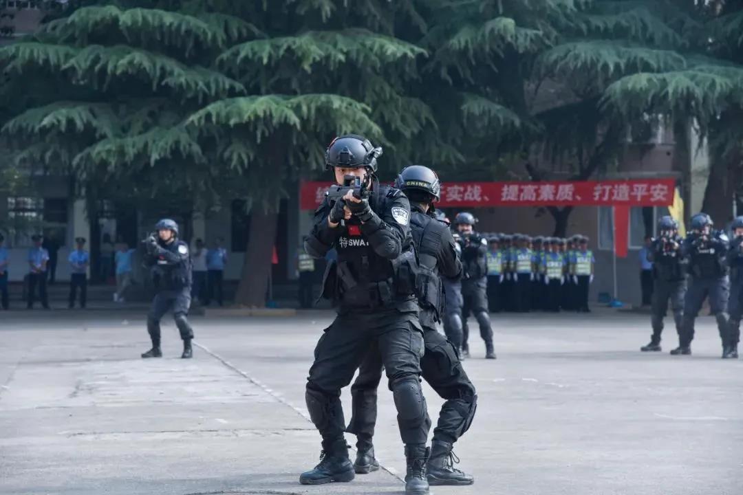 商州公安守护万家平安,守护万家团圆中秋节警察