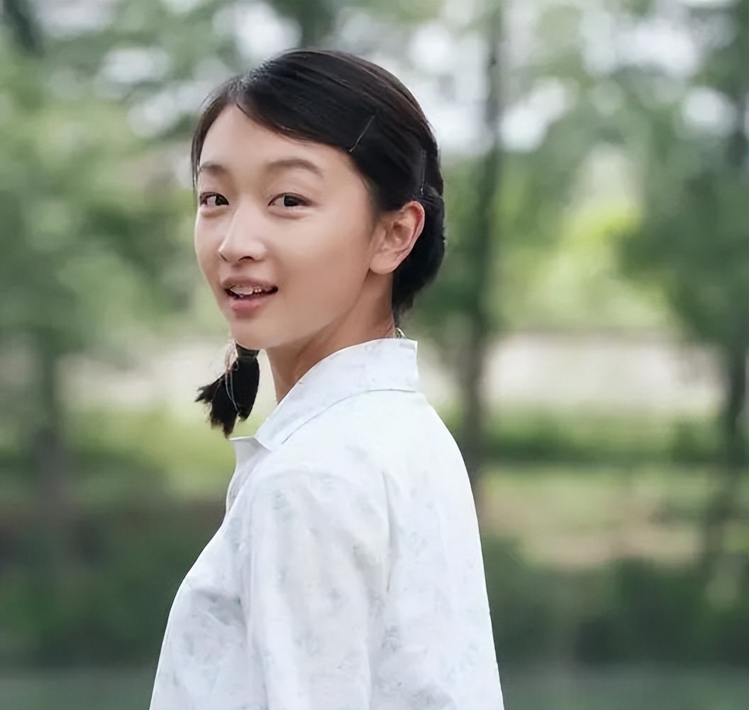 周冬雨张艺谋近期新消息,周冬雨谈张艺谋坚如磐石