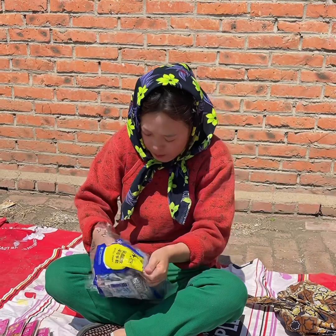 大妮卖衣服,大妮卖大米