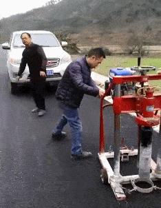 女子和同事打闹，用力过猛竟直接把*裤底**扯两半，羞得蹲地不敢起身