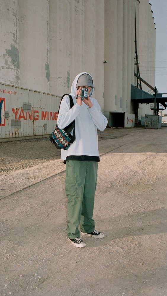 黄杏色和军绿色哪个不过时,军绿色裤子如何穿出高级感