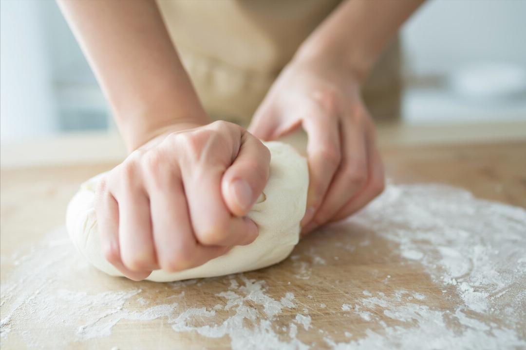 做馒头1斤面粉兑多少水,做馒头配方一斤面粉加多少酵母