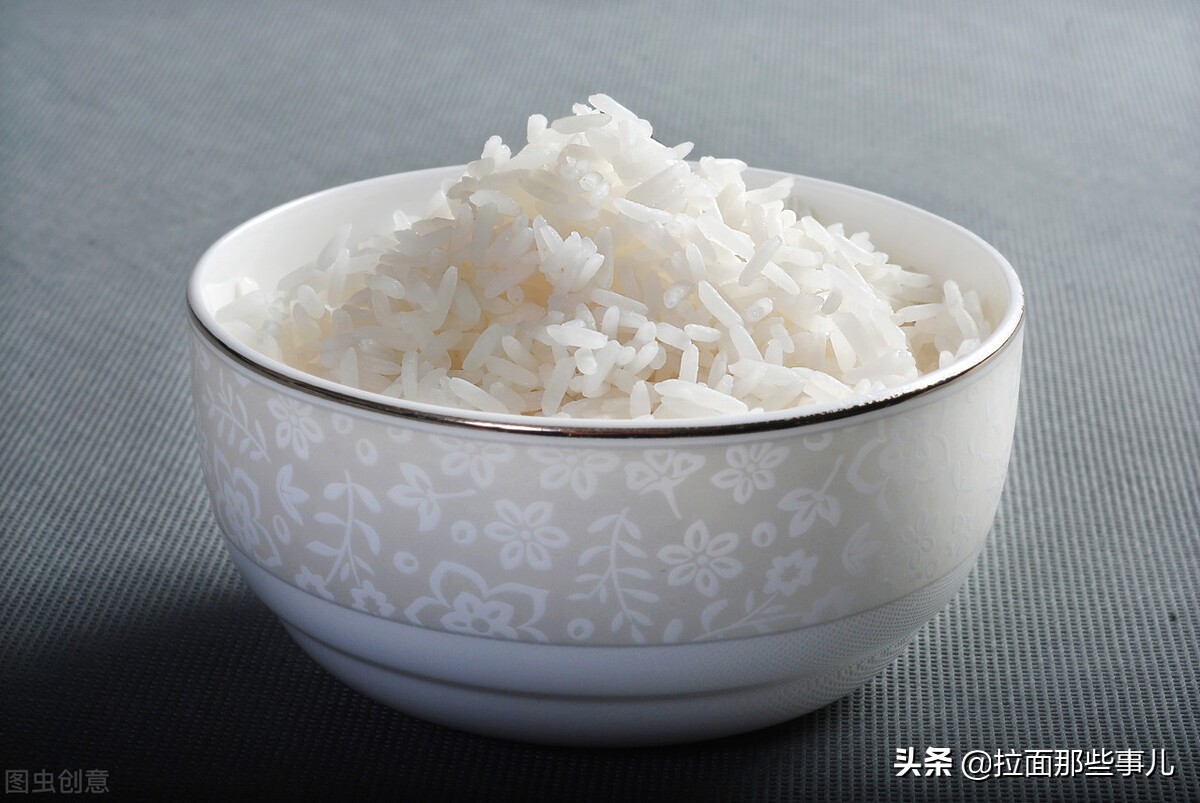 放什么材料蒸米饭才好吃,米饭发黏是水太少了吗