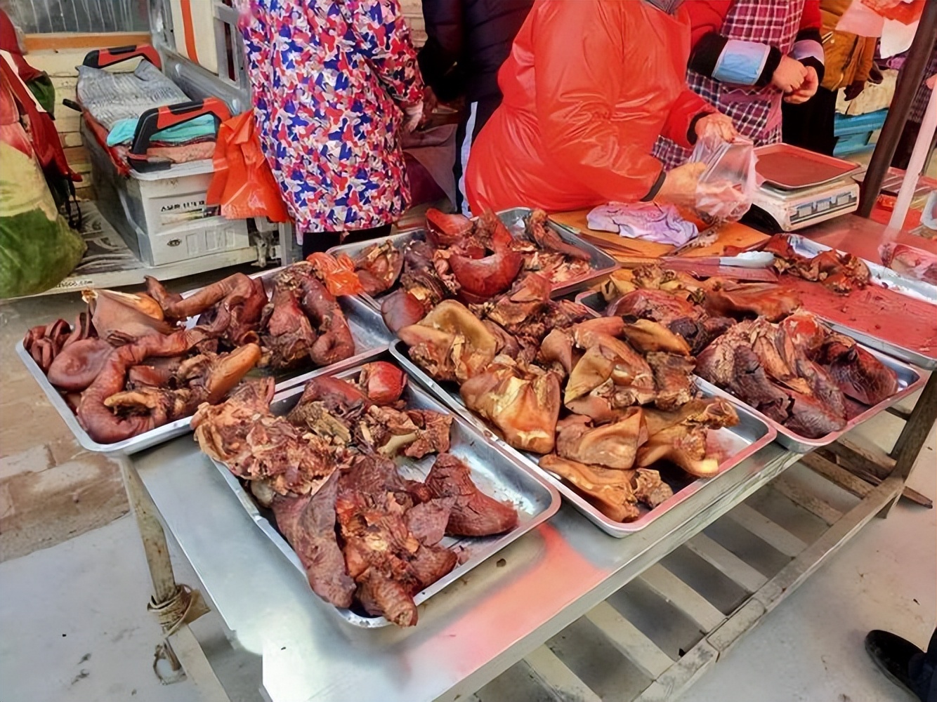 提醒中老年人:农村大集上,这4样东西贵贱不能买回家,80%是假货