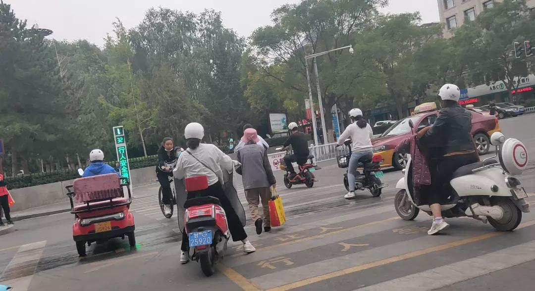 电动车锂电还是铅酸电池性价比高,电动车电池是铅酸还是锂电石墨烯