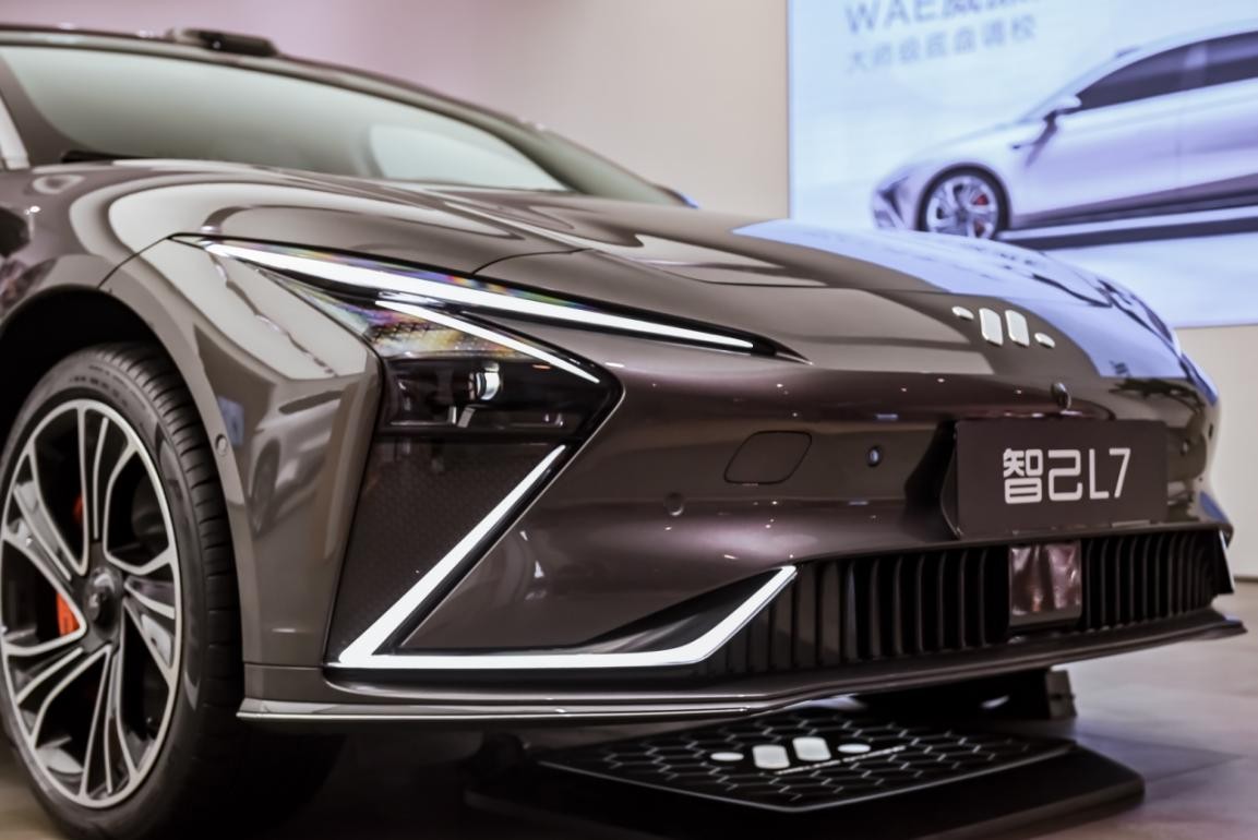 智己l7改款沉静式体验,智己ls7对比理想l7驾驶感受